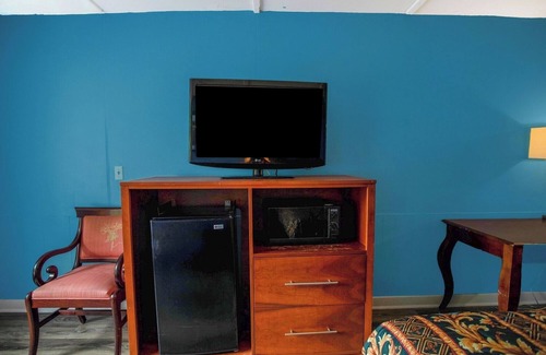 Kernersville Hotel | Ideal Stay for Two with King Bed and Access to Kernersville Attractions