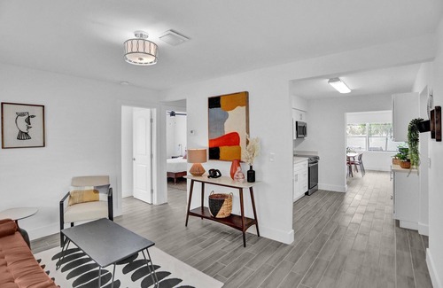 North Andrews Gardens House | Ideal Weekly Stay w/Backyard BBQ, 10mins to Beach/Airport, 25mins to Miami