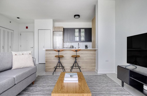 West Loop Apartment | Ideal West Loop 1BR w/Pool, Coworking & Gym, 1 block to L, by Blueground