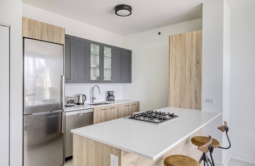 West Loop Apartment | Ideal West Loop 1BR w/Pool, Coworking & Gym, 1 block to L, by Blueground