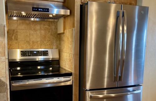 Mariposa House | Ideal Yosemite Location: Walk Downtown & 45 min Scenic Drive to Park. EV Charger