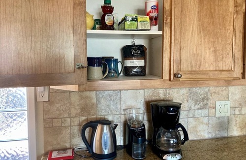 Mariposa House | Ideal Yosemite Location: Walk Downtown & 45 min Scenic Drive to Park. EV Charger