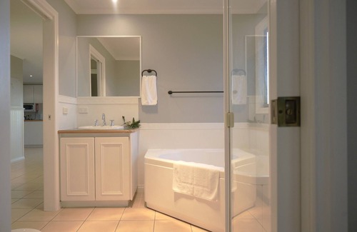 Johanna Cottage | Idealic coastal country cottage with unparalleled views. Pet- Friendly!