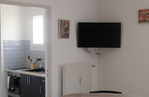 Roanne Apartment | Ideally located apartment