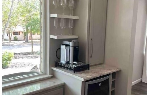 South Lamar House | Ideally Located Austin Bungalow - mins from restaurants, parks, & entertainment