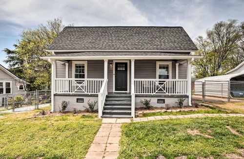 Parker House | Ideally Located Penne Place with Deck and Grill