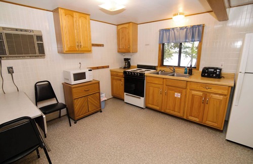 Richmond Cabin | Idle Hour, a 2 BR lakefront cabin nestled in family-friendly Riverside Resort