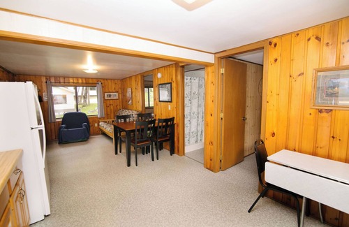 Richmond Cabin | Idle Hour, a 2 BR lakefront cabin nestled in family-friendly Riverside Resort