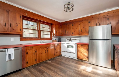 Cedar Mountain Cottage | Idle Hour minutes to Dupont State Forest or Pretty Place