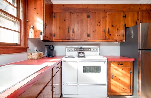Cedar Mountain Cottage | Idle Hour minutes to Dupont State Forest or Pretty Place