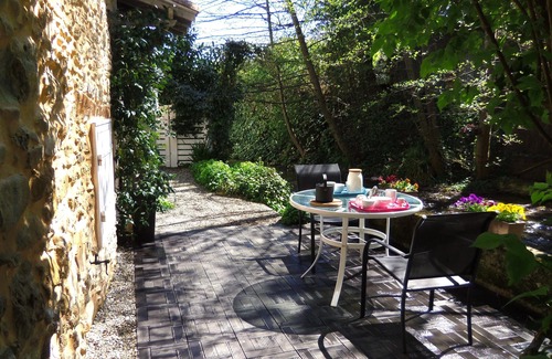 Sainte-Colombe-sur-lHers House | Idyllic water-by well equipped studio in Cathar area, private long natural pool