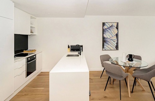Brunswick East Apartment | Idyllic 1-Bed Near Popular Shopping Streets