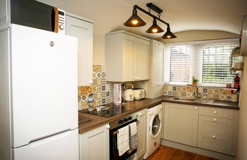 Hopwas Cottage | Idyllic 2 bedroom Canal facing Cottage in Hopwas