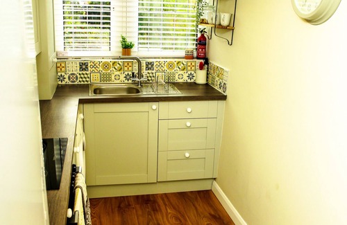 Hopwas Cottage | Idyllic 2 bedroom Canal facing Cottage in Hopwas