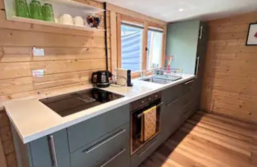 Vitznau Cottage | Idyllic 2-bedroom cottage in stunning Vitznau with Lake & Mountain views + WiFi