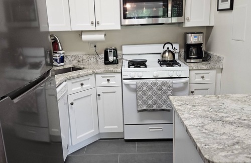 Pimmit Apartment | Idyllic Apartment Near DC, 2 Bed, King Bed