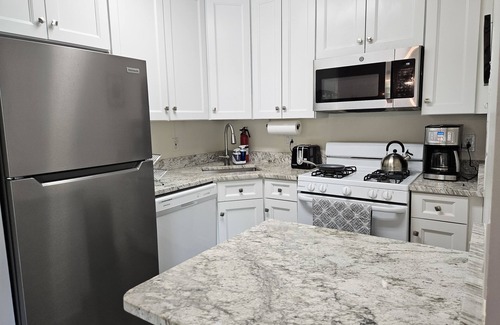 Pimmit Apartment | Idyllic Apartment Near DC, 2 Bed, King Bed