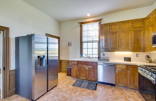Appomattox House | Idyllic Appomattox Home w/Porch & Rocking Chairs!