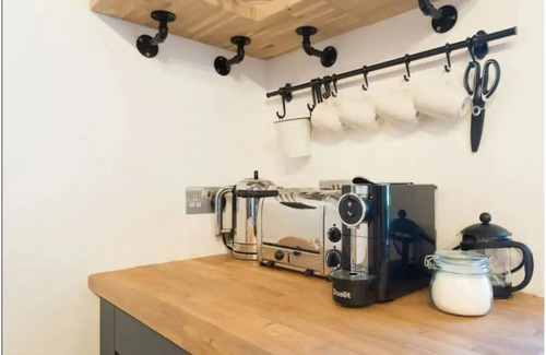 Brimpsfield House | *Idyllic Barn: Cotswold Hideaway Stunning Village*