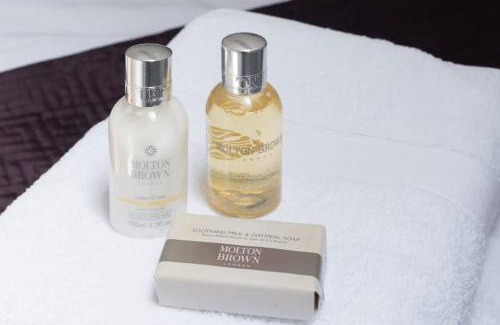 Birdlip House | Idyllic Barn - Cotswold Hideaway Stunning Village