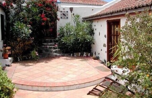 Los Llanos de Aridane House | idyllic country house with lots of flowers in the sunny west of La Palma