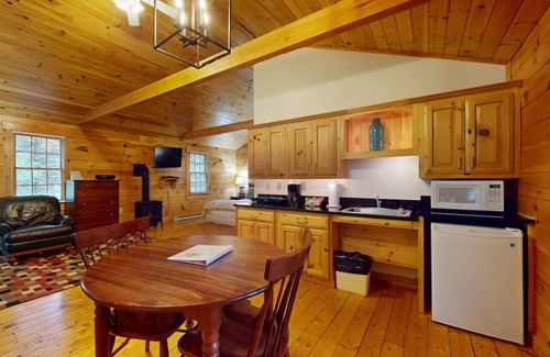 Northport Cabin | Idyllic dog-friendly studio cabin with AC, fireplace & WiFi
