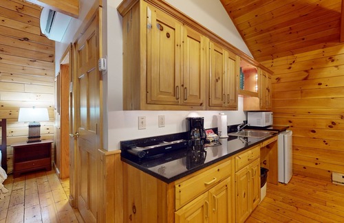 Northport Cabin | Idyllic dog-friendly studio cabin with AC, fireplace & WiFi