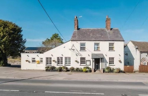 Axford House | Idyllic Foodie Retreat above Silks Pub