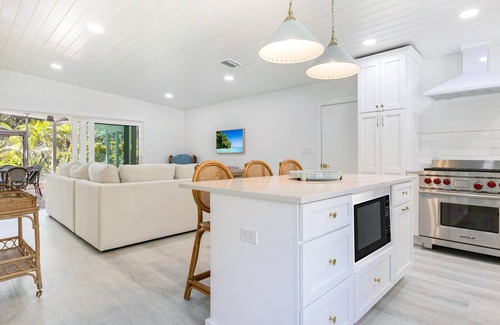 Longbeach Village House | Idyllic garden oasis right next to most beautiful, quiet Whitney beach.