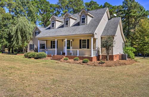 Hawkinsville House | Idyllic Hawkinsville Retreat Large Fire Pit!