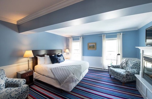 Kennebunkport Hotel | Idyllic Hilltop Retreat in Historic Hotel | Room w/Fireplace & Free Breakfast