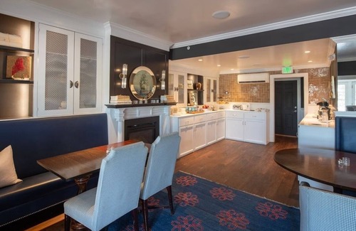 Kennebunkport Hotel | Idyllic Hilltop Retreat in Historic Hotel | Room w/Fireplace & Free Breakfast