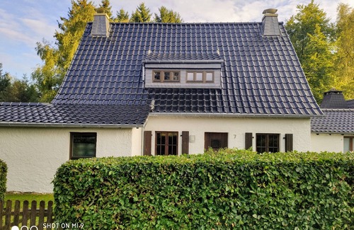 Kronenburg House | Idyllic holiday home in the countryside with terrace and winter garden