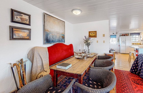 Marvel House | Idyllic house and barn on acres of property with mountain view & private pool