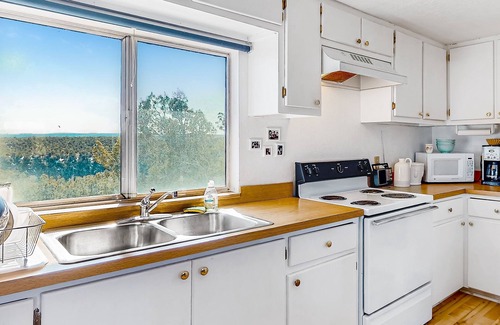 Marvel House | Idyllic house and barn on acres of property with mountain view & private pool