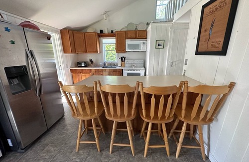Malletts Bay Cottage | Idyllic Lakeside Beach Cottage Family Retreat