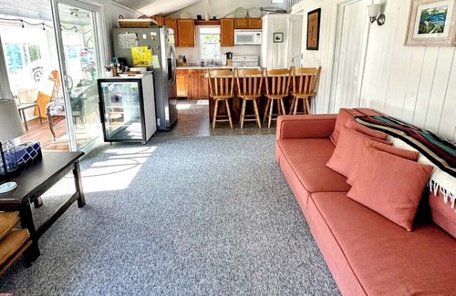 Malletts Bay Cottage | Idyllic Lakeside Beach Cottage Family Retreat