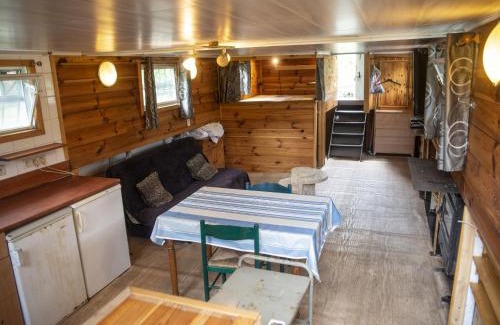 Florennes Boat Rental | Idyllic Lakeside Cottage