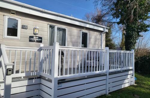 Chichester House | Idyllic Lakeview Lodge