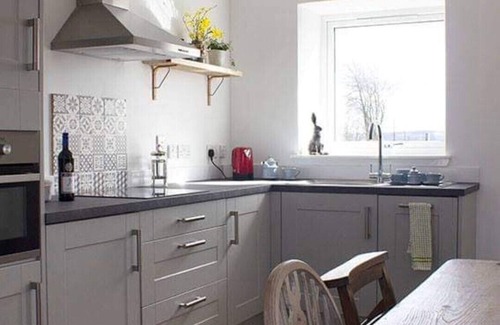 Murthly Cottage | Idyllic location; sleeps 2; accessible; wood burner; dog friendly (pet fee)