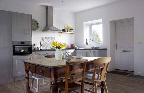 Murthly Cottage | Idyllic location; sleeps 2; accessible; wood burner; dog friendly (pet fee)