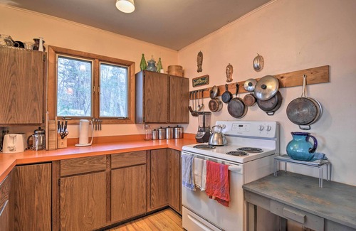 Northport Cottage | Idyllic Northport Cottage, Walk to Lakeside!
