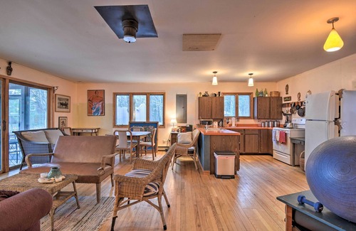 Northport Cottage | Idyllic Northport Cottage, Walk to Lakeside!