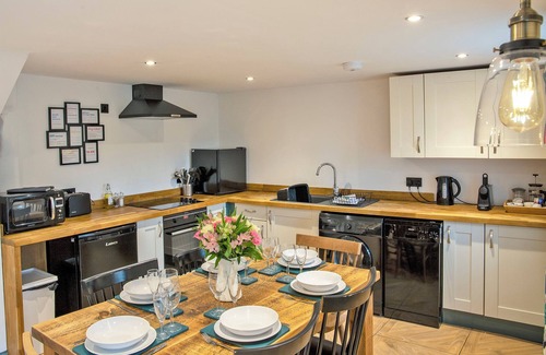 Hopton House | Idyllic, Pet-Friendly 3-bedroom Cottage at Stainsborough Hall, Carsington Water