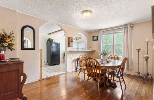 Manitou Springs Historic District House | Idyllic retreat near the Incline, nestled in Manitou’s breathtaking landscapes.