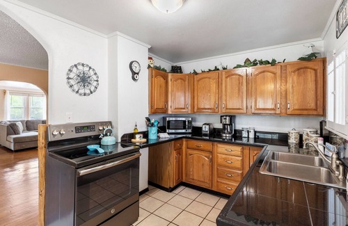 Manitou Springs Historic District House | Idyllic retreat near the Incline, nestled in Manitou’s breathtaking landscapes.