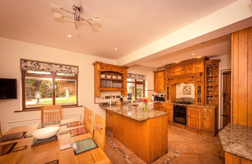 Alfriston House | Idyllic Riverside Country Cottage for 6