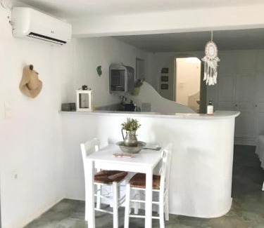 Paros House | Idyllic Sea Views for 2