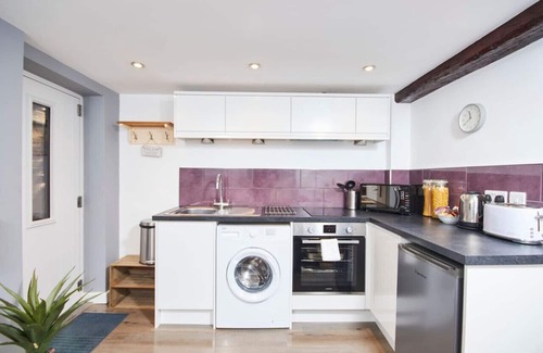 Kegworth Apartment | Idyllic setting. SkyLink to Airport. Gym Access