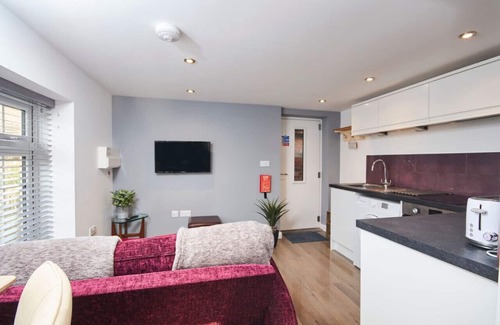 Kegworth Apartment | Idyllic setting. SkyLink to Airport. Gym Access